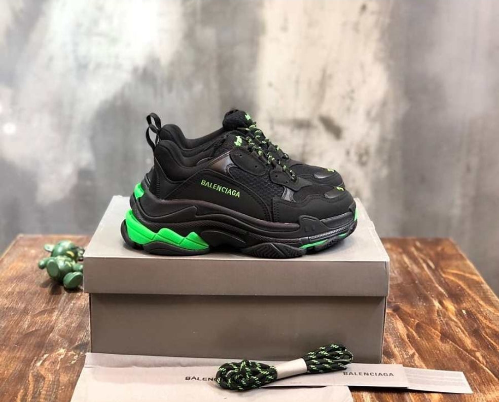 Les baskets Balenciaga Triple S incarnent un style emblématique et incontournable un luxe contemporain.
leur design novateur. Le moins cher.