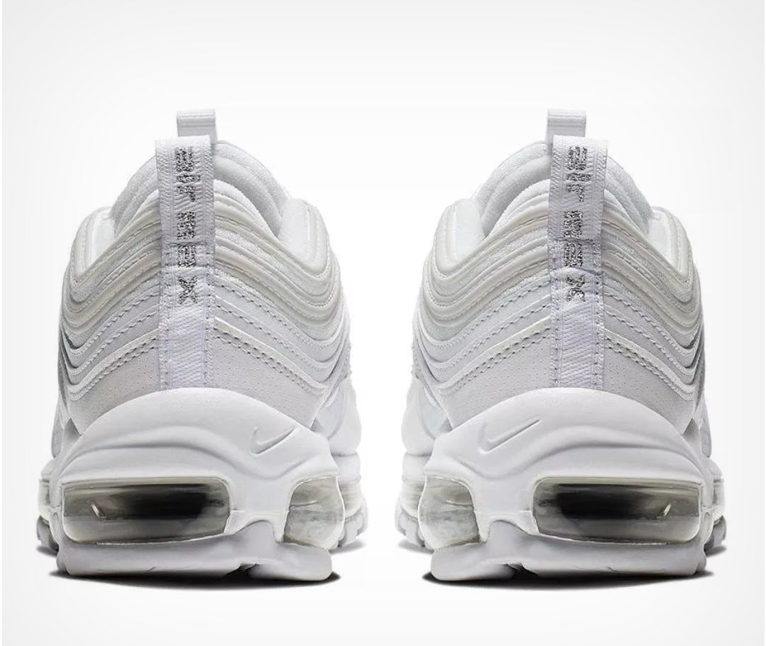 Les baskets Nike Air Max 97 sont synonymes de style emblématique et de confort absolu. Leur design ondulé distinctif.pas cher. Le moins cher.
