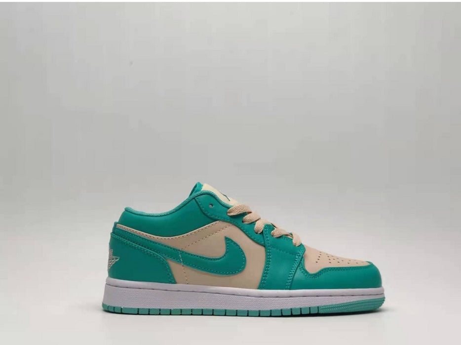 Les baskets Air Jordan 1 offrent un style iconique et une performance légendaire.
 leur design emblématique .pas cher. Le moins cher.