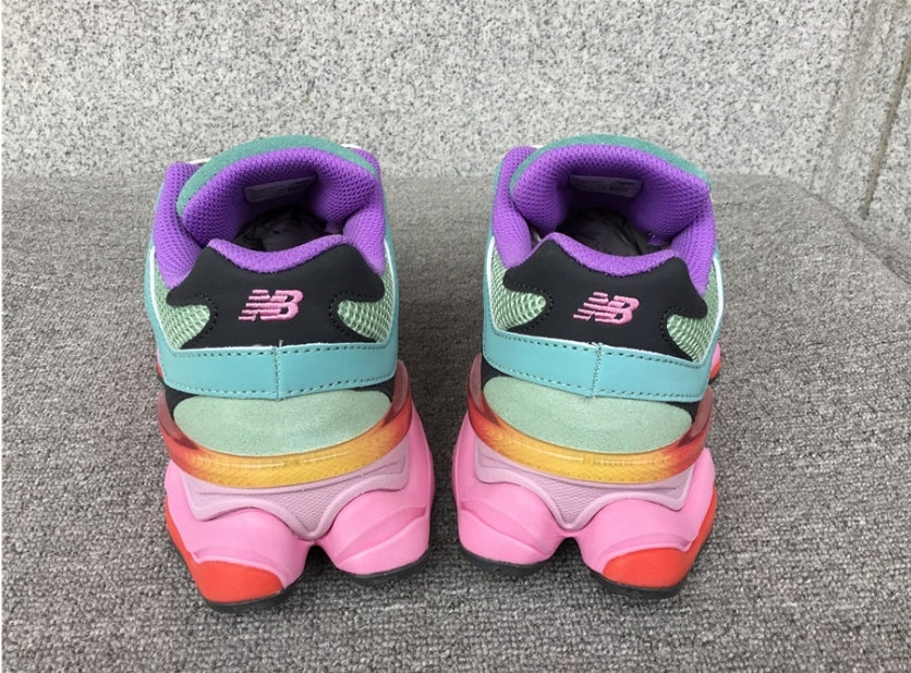 Osez le style avec les Baskets New Balance 9060 « Warped Multicolore », une explosion de couleurs et de designs inspirés de Y2K. Découvrez-les maintenant !