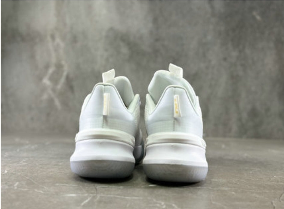 Les baskets LeBron James offrent un style emblématique et une performance exceptionnelle.
leur design distinctif.pas cher. Le moins cher.