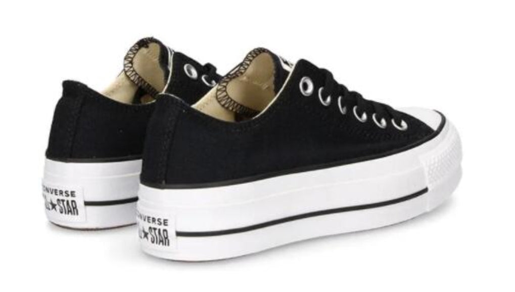 Les baskets Converse allient style intemporel et confort. Leur design emblématique avec la célèbre étoile et la silhouette classique en font un choix incontournable pour les amateurs de mode.