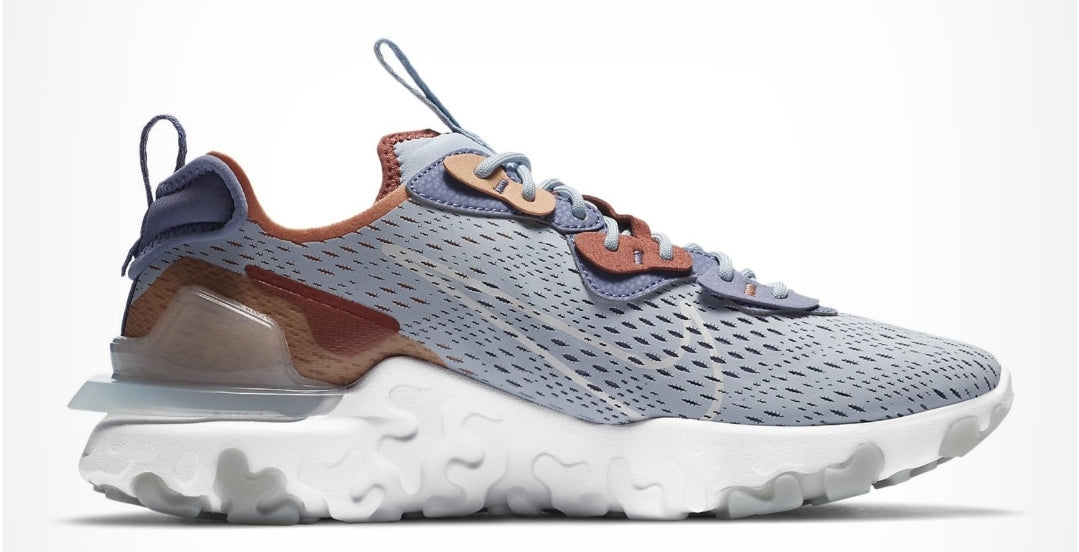 Les baskets Nike React offrent une combinaison exceptionnelle de style moderne et d'innovation technologique. Leur design élégant et les lignes épurées en font un choix incontournable.pas cher.le moins cher.