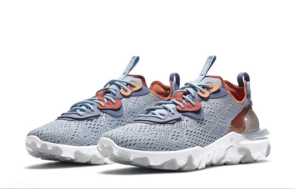 Les baskets Nike React offrent une combinaison exceptionnelle de style moderne et d'innovation technologique. Leur design élégant et les lignes épurées en font un choix incontournable.pas cher.le moins cher.