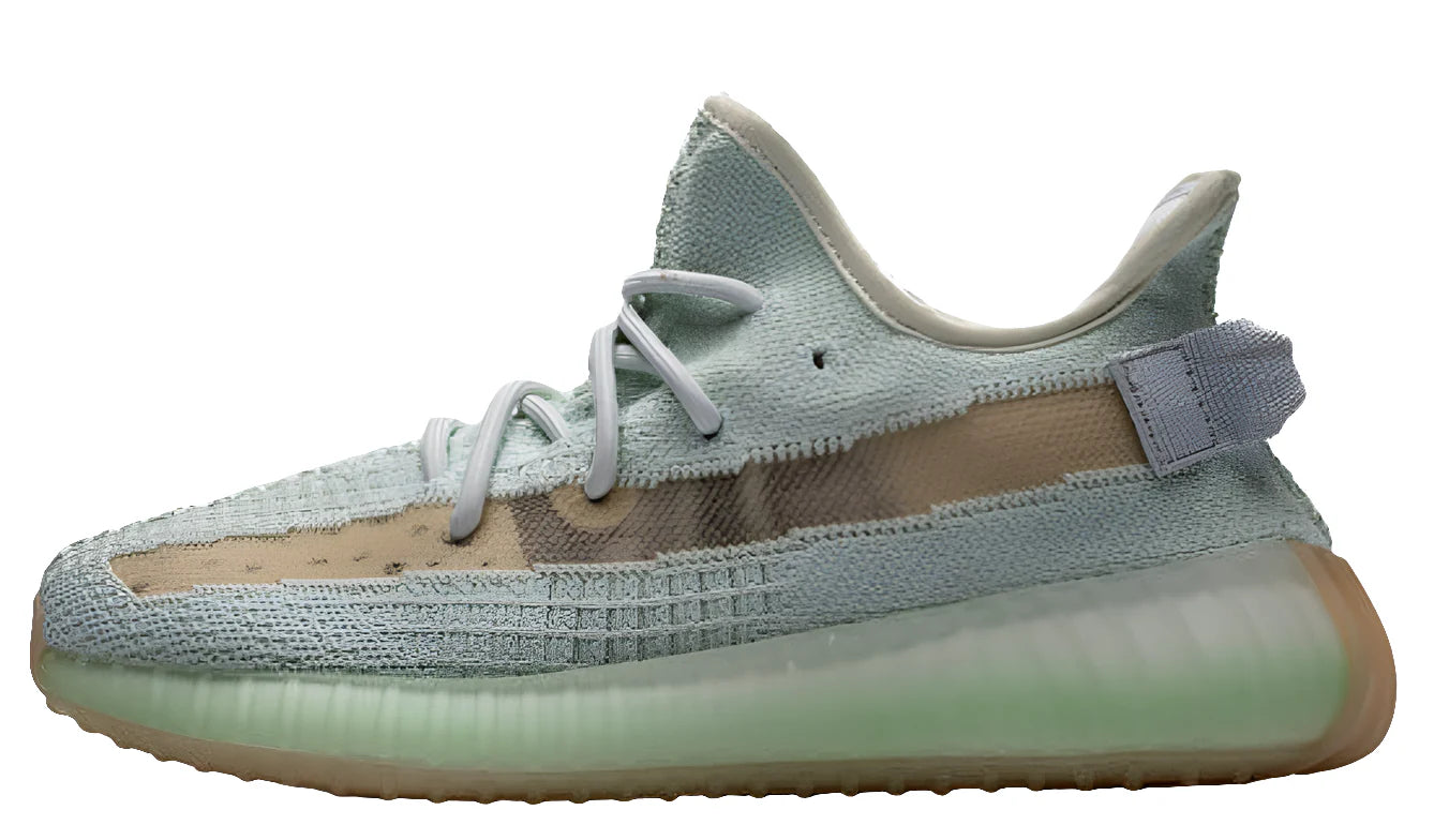 Les Adidas Yeezy 350 Boost V2 Mono Mist Femme , entre Adidas et Kanye West, sont emblématiques pour leur design innovant et leur confort inégalé.