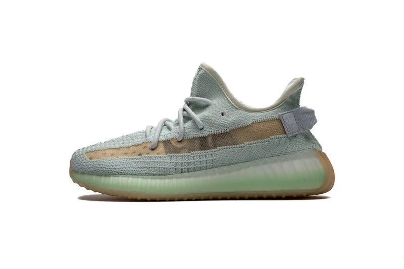 Les Adidas Yeezy 350 Boost V2 Mono Mist Femme , entre Adidas et Kanye West, sont emblématiques pour leur design innovant et leur confort inégalé.
