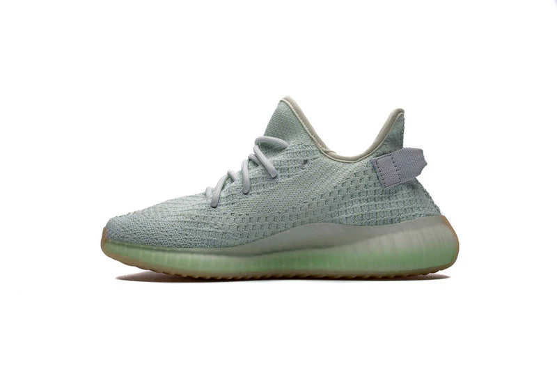 Les Adidas Yeezy 350 Boost V2 Mono Mist Femme , entre Adidas et Kanye West, sont emblématiques pour leur design innovant et leur confort inégalé.