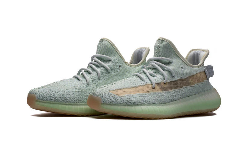 Les Adidas Yeezy 350 Boost V2 Mono Mist Femme , entre Adidas et Kanye West, sont emblématiques pour leur design innovant et leur confort inégalé.