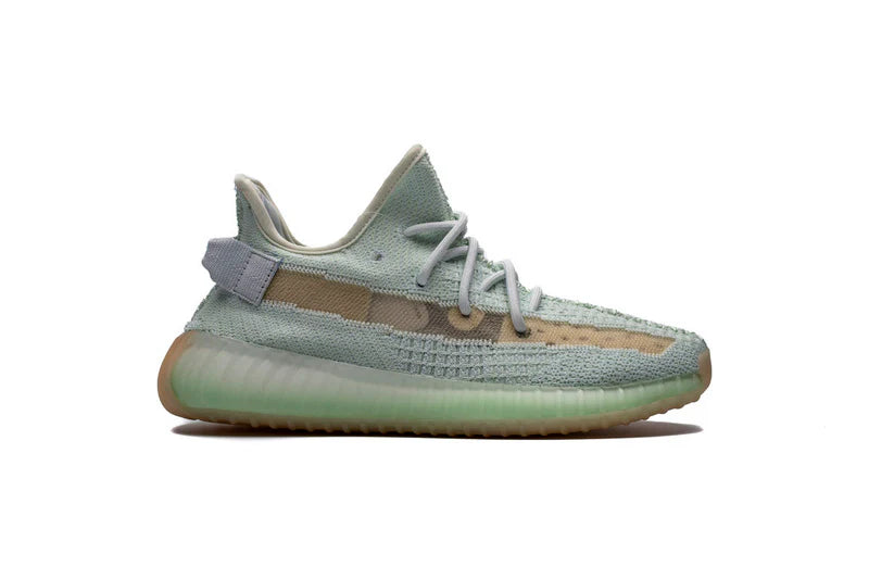 Les Adidas Yeezy 350 Boost V2 Mono Mist Femme , entre Adidas et Kanye West, sont emblématiques pour leur design innovant et leur confort inégalé.