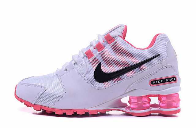 Résultant de l'évolution emblématique de la gamme Nike, les Nike Shox Femme incarnent l'esprit d'innovation et de style de la marque.