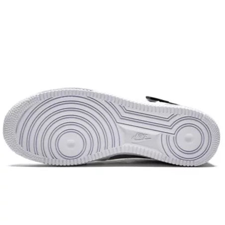 Premièrement : Les baskets Nike Air Force 1 Low femme incarnent l’alliance parfaite entre style intemporel et innovation technique.