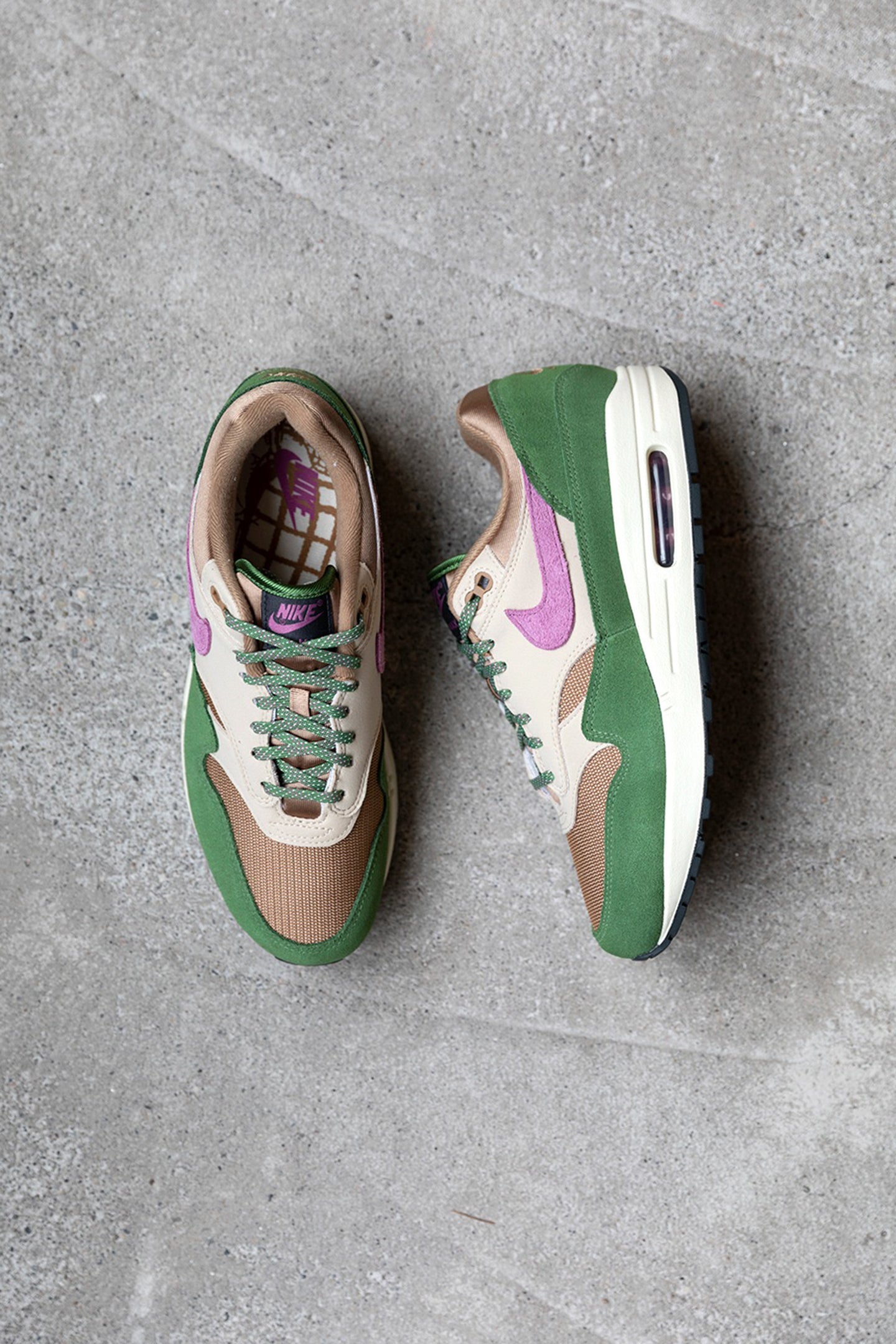 Les baskets Nike Air Max 1 Femme incarnent l’héritage emblématique de la marque Nike, combinant un design intemporel avec des touches modernes.