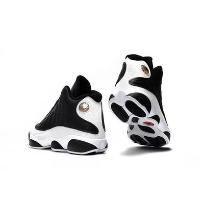 Les  baskets  Air Jordan 13 "Love & Respect" (Black and White) Femme permettent de personnaliser votre style tout en bénéficiant d’un confort supérieur.