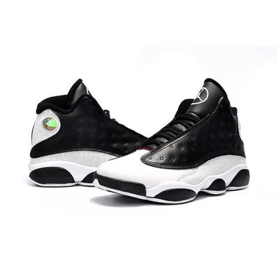 Les  baskets  Air Jordan 13 "Love & Respect" (Black and White) Femme permettent de personnaliser votre style tout en bénéficiant d’un confort supérieur.