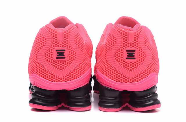 Résultant de l'évolution emblématique de la gamme Nike, les Nike Shox Femme incarnent l'esprit d'innovation et de style de la marque.