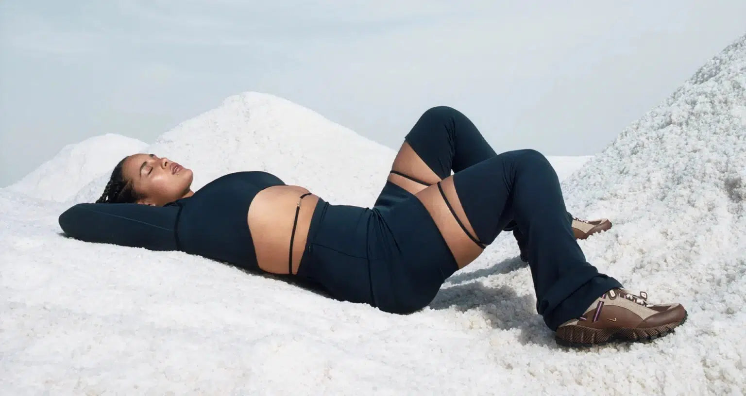 Les sneakers Jacquemus x Nike Air Humara "Brown" Femme allient élégance et originalité pour offrir un style distinctif et avant-gardiste.