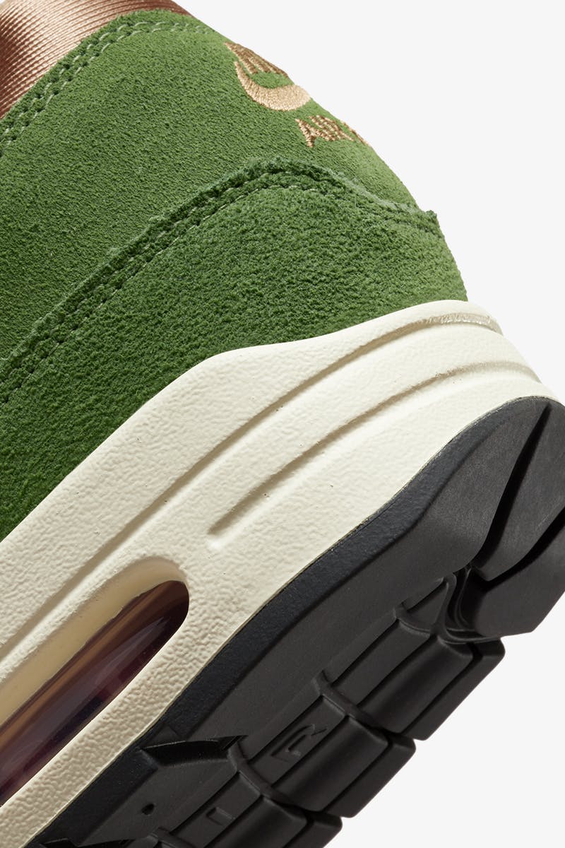 Les baskets Nike Air Max 1 Femme incarnent l’héritage emblématique de la marque Nike, combinant un design intemporel avec des touches modernes.