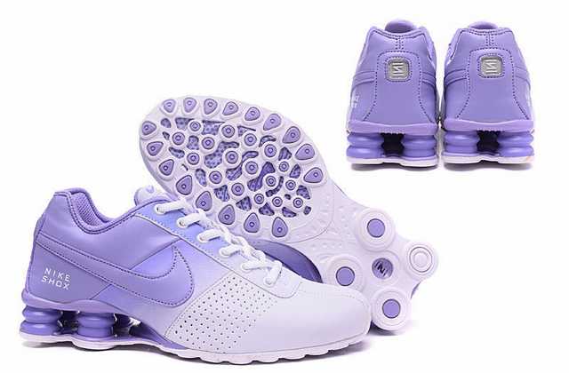 Résultant de l'évolution emblématique de la gamme Nike, les Nike Shox Femme incarnent l'esprit d'innovation et de style de la marque.