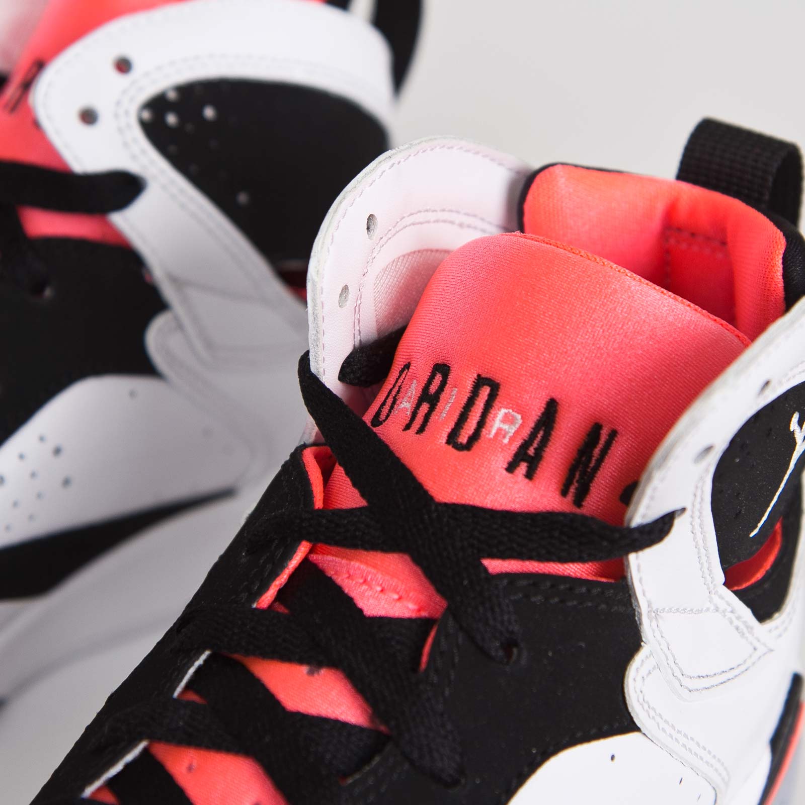 Baskets air Jordan 7 femme Elles ont conquis les amateurs de mode grâce à leur esthétique audacieuse et leurs innovations techniques.