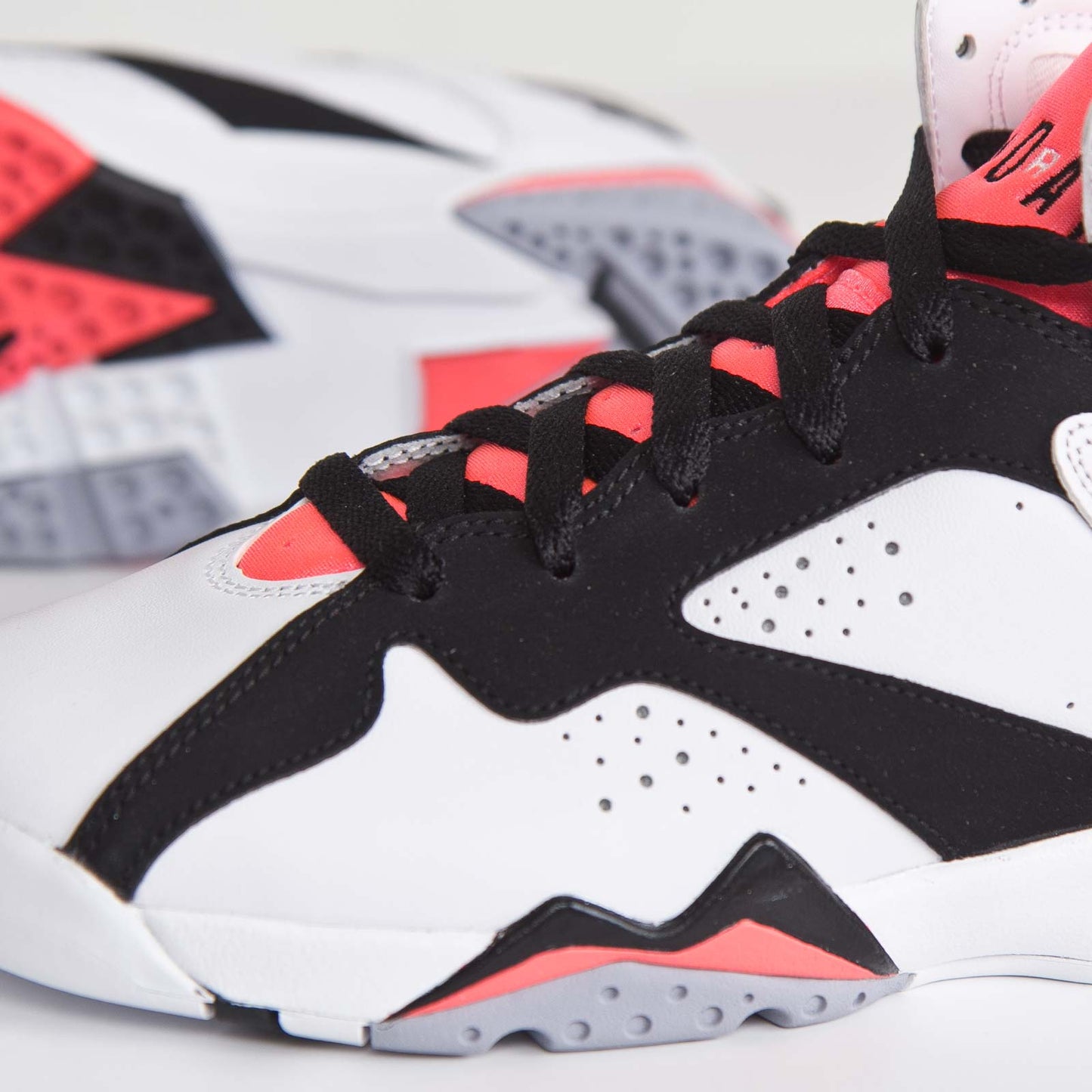 Baskets air Jordan 7 femme Elles ont conquis les amateurs de mode grâce à leur esthétique audacieuse et leurs innovations techniques.