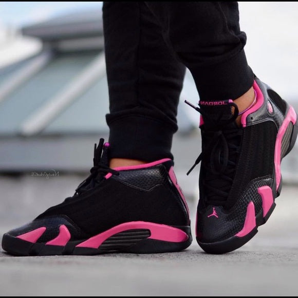 Les baskets Air Jordan 14 "Thunder" Femme permettent de personnaliser votre style tout en bénéficiant d’un confort supérieur.
