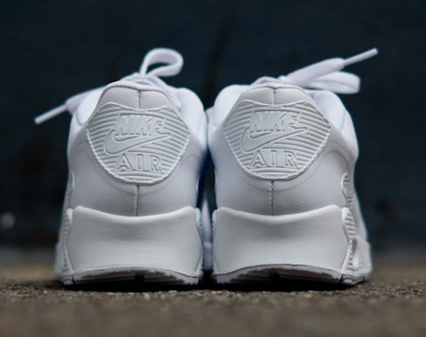 Les baskets Nike Air Max 90 Futura sont des pièces maîtresses de la mode.