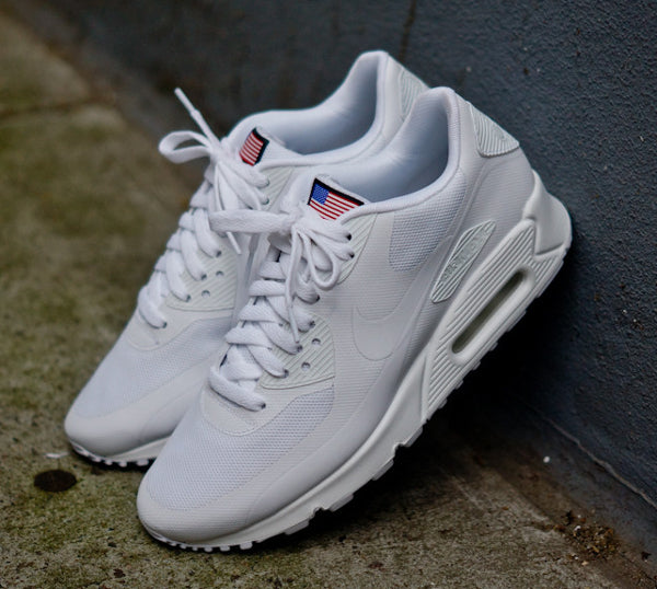 Les baskets Nike Air Max 90 Futura sont des pièces maîtresses de la mode.
