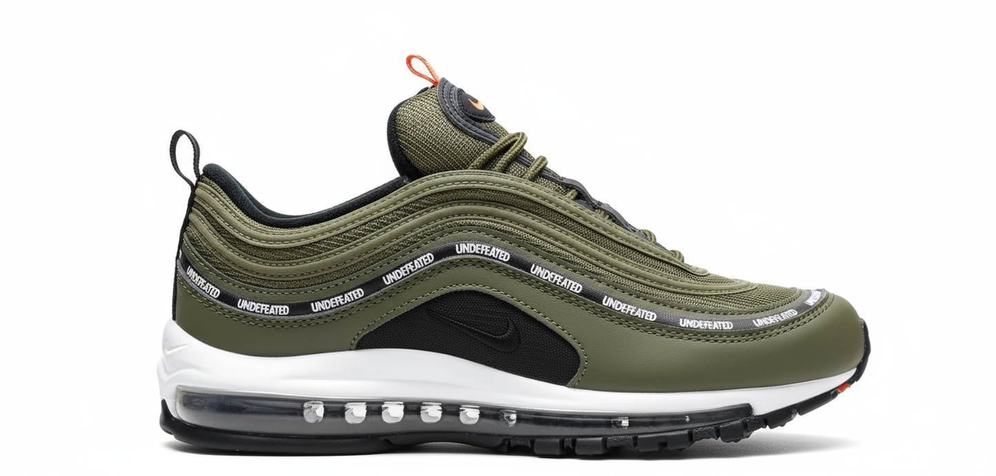 Premièrement, les baskets Nike Air Max 97 Femme incarnent un design emblématique et audacieux.
Inspirées des lignes fluides des trains à grande vitesse japonais.
