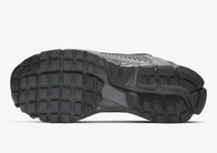 Les baskets Nike Zoom Vomero 5 SP Anthracite Femme sont une fusion parfaite de performance avancée et de design élégant.