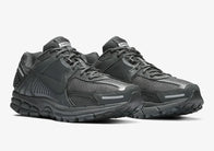 Les baskets Nike Zoom Vomero 5 SP Anthracite Femme sont une fusion parfaite de performance avancée et de design élégant.