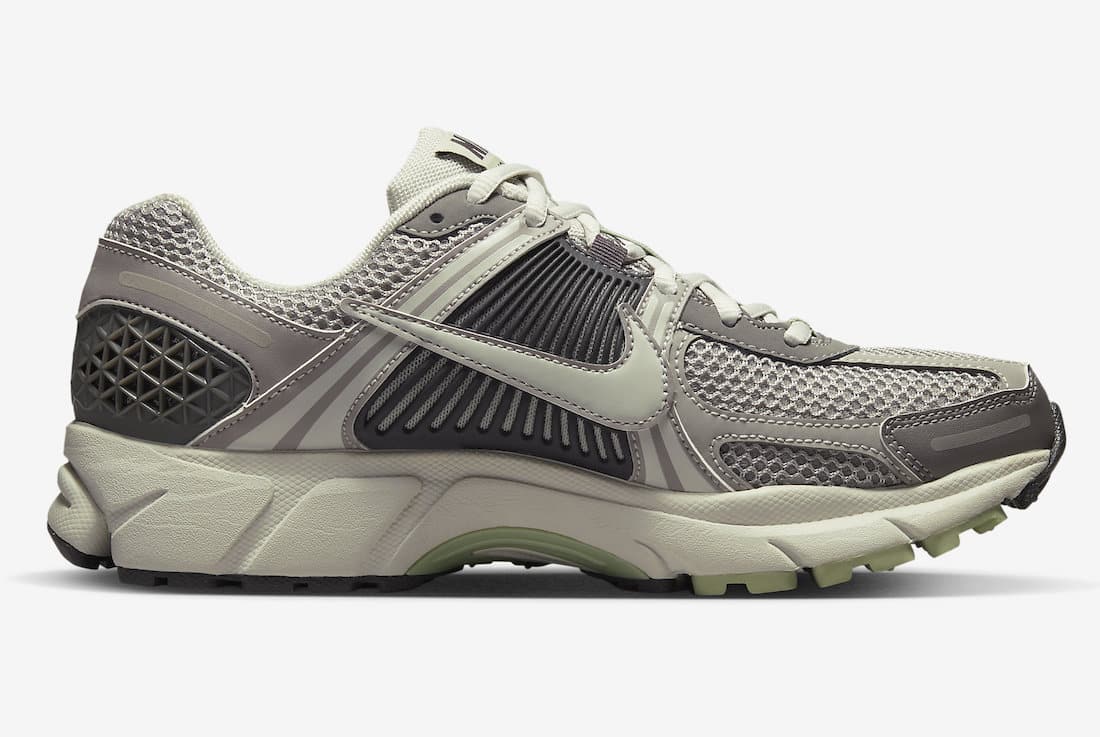 Les baskets Nike Zoom Vomero 5 Cobblestone Femme incarnent le summum de la technologie de course et du style raffiné.