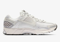 Les baskets Nike Zoom Vomero 5 SP Vast Grey Femme sont une fusion parfaite de style moderne et de technologie de pointe.