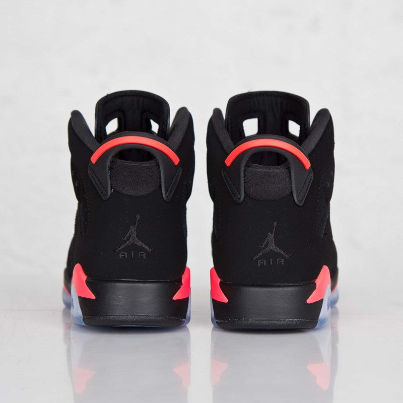 Les baskets Air Jordan 6 Retro "Pantone" Femme permettent de personnaliser votre style tout en bénéficiant d’un confort supérieur.