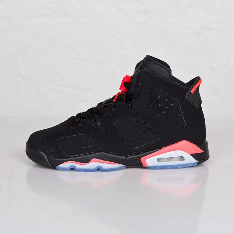 Les baskets Air Jordan 6 Retro "Pantone" Femme permettent de personnaliser votre style tout en bénéficiant d’un confort supérieur.