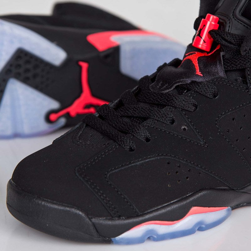 Les baskets Air Jordan 6 Retro "Pantone" Femme permettent de personnaliser votre style tout en bénéficiant d’un confort supérieur.