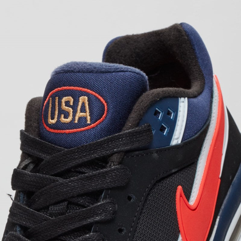 Les baskets Nike Air Max BW Femme, aussi connues sous le nom de "Big Window" en raison de leur bulle d'air plus large, incarnent un style iconique qui traverse les décennies.