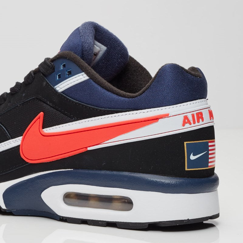 Les baskets Nike Air Max BW Femme, aussi connues sous le nom de "Big Window" en raison de leur bulle d'air plus large, incarnent un style iconique qui traverse les décennies.