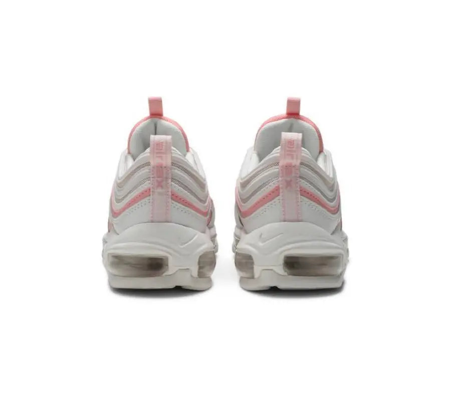 Les baskets Nike Air Max 97 Femme sont des pièces maîtresses de la mode. Avec un look décontractée style iconique tendance olution emblématique de la ligne Nike, les Nike Air Max 97 sont un témoignage de l'engagement de Nike à combiner style et innovation.