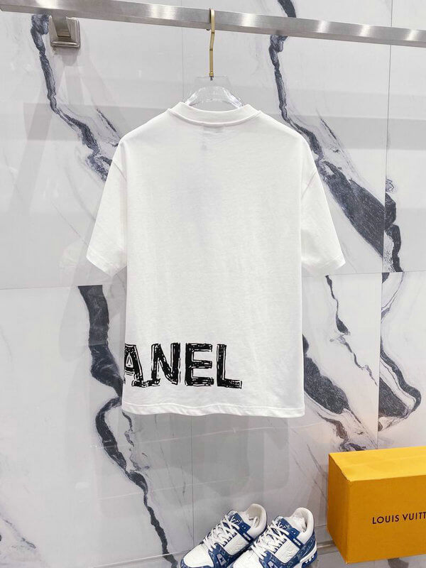 Premièrement : les T shirts Chanel Femme offrent une élégance et un confort inégalés.