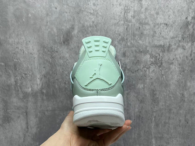 Premièrement : Les baskets Air Jordan 4 Femme se distinguent par leur design iconique et leur capacité à allier style et fonctionnalité.