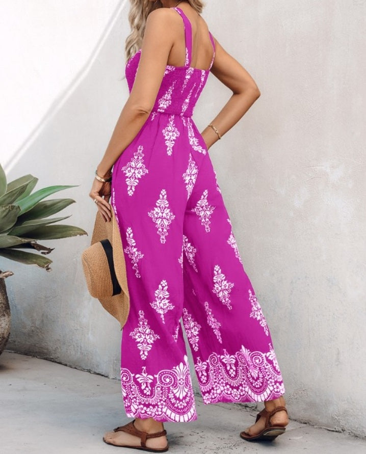 Premièrement : La combinaison à imprimé graphique incarne une mode à la fois audacieuse et décontractée.