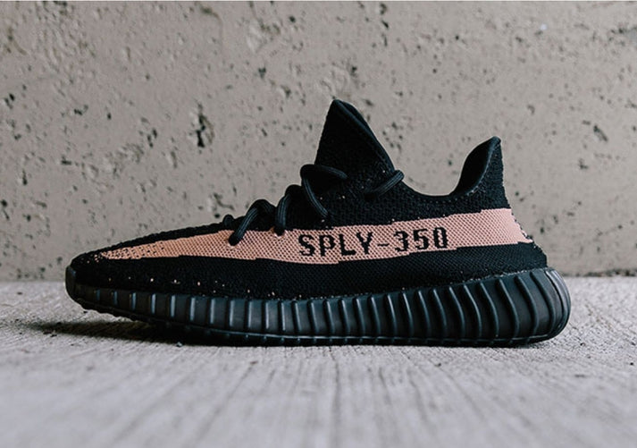 Les Adidas Yeezy 350 Boost V2 Mono Mist Femme , entre Adidas et Kanye West, sont emblématiques pour leur design innovant et leur confort inégalé.