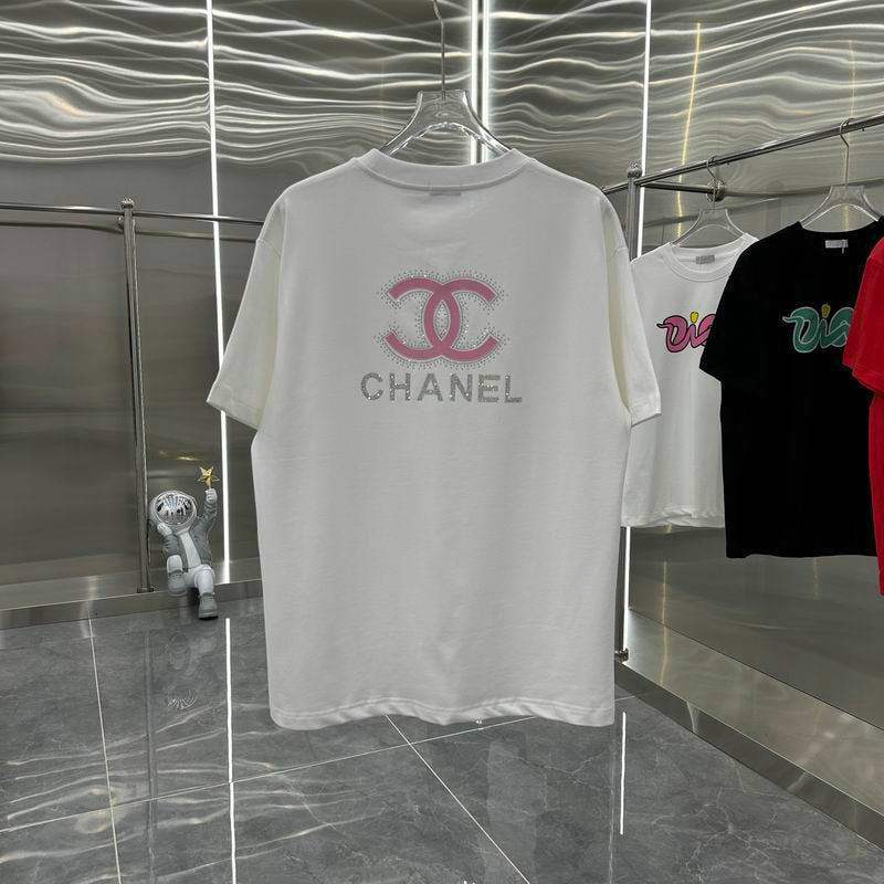 les T-shirts Chanel Femme offrent une élégance et un confort inégalés. Au meilleur prix. Le moins cher design emblématique.