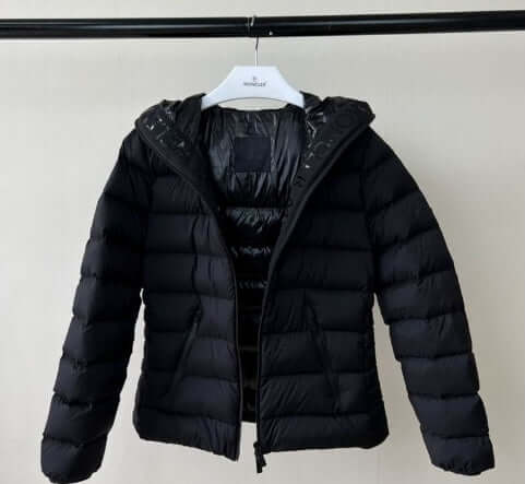 Premièrement : Les doudounes Moncler Femme, ainsi que les manteau Moncler Femme, incarnent un style et un raffinement incomparables.