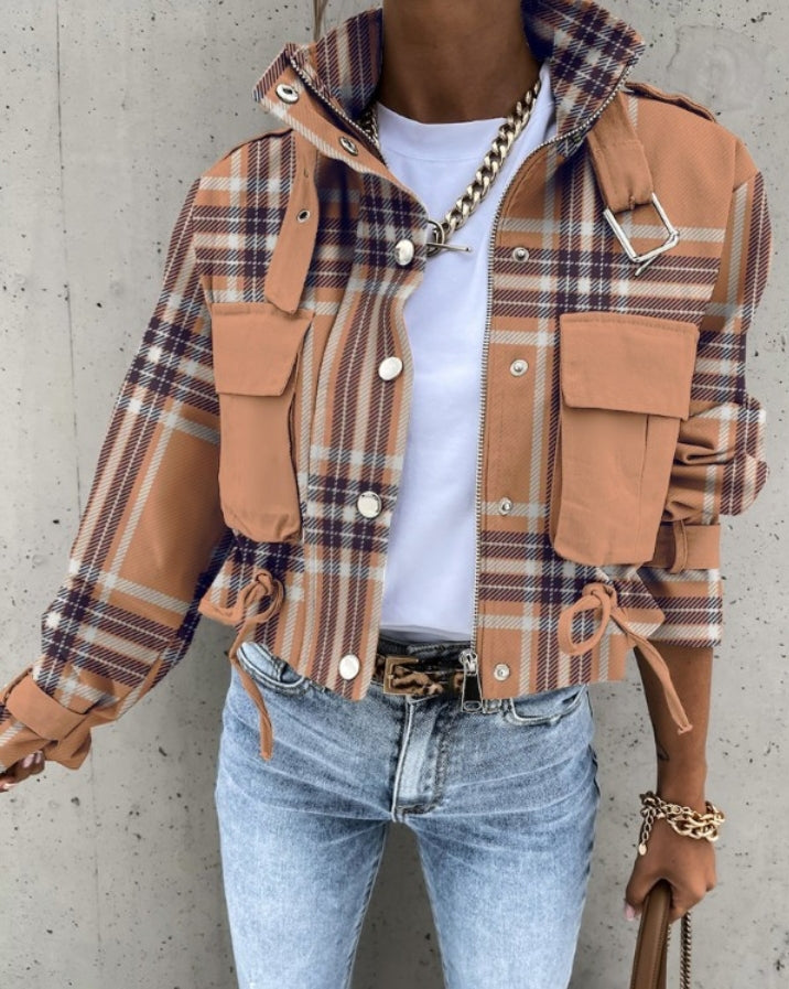 Premièrement : Affirmez votre style avec cette vesteVeste de motard avec poche et à imprimé à carreaux femme.