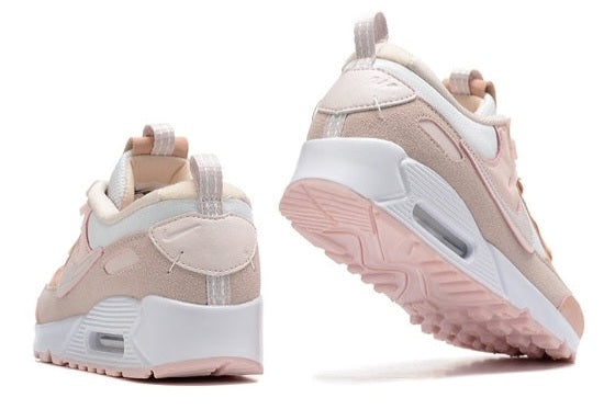 Les baskets Nike Air Max 90 Futura sont des pièces maîtresses de la mode.