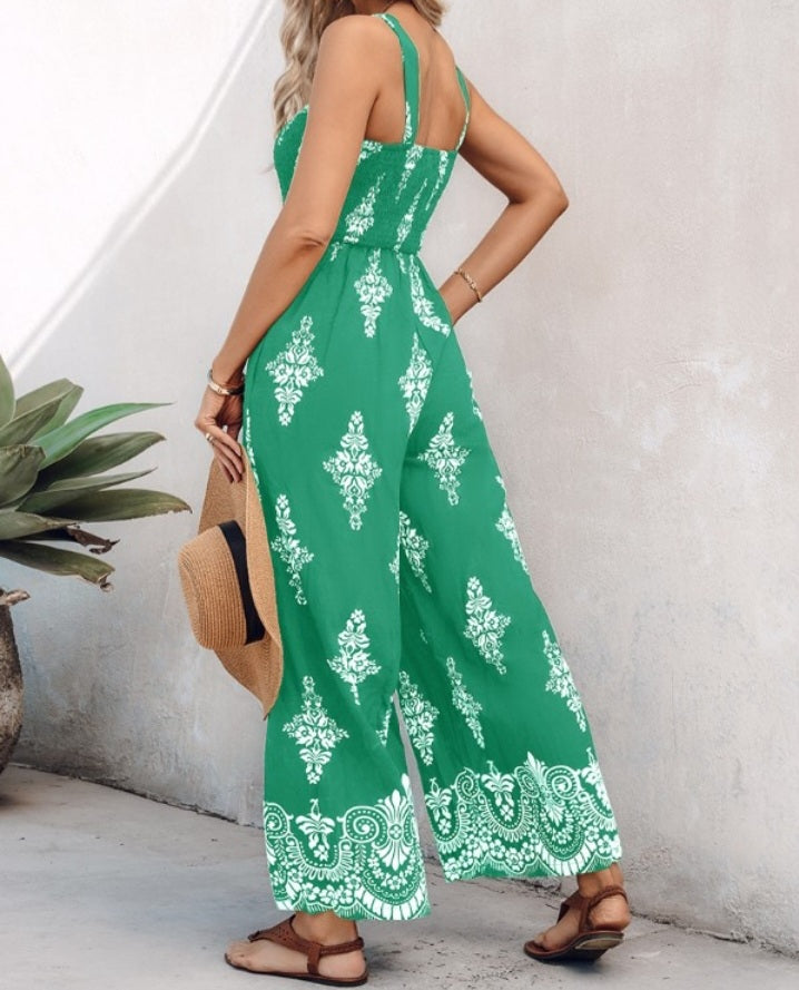 Premièrement : La combinaison à imprimé graphique incarne une mode à la fois audacieuse et décontractée.