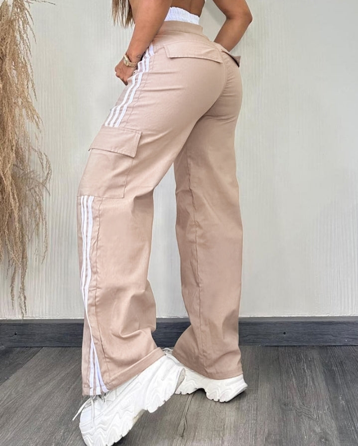 Premièrement : Ce Pantalon cargo taille haute extensible froncé à bandes rayées et poches Femme.