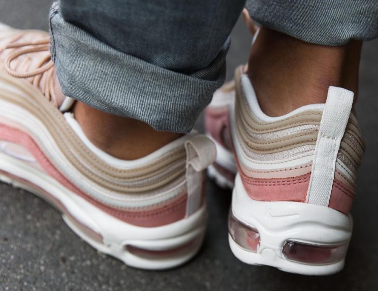Les baskets Nike Air Max 97 Femme sont des pièces maîtresses de la mode. Avec un look décontractée style iconique tendance olution emblématique de la ligne Nike, les Nike Air Max 97 sont un témoignage de l'engagement de Nike à combiner style et innovation.