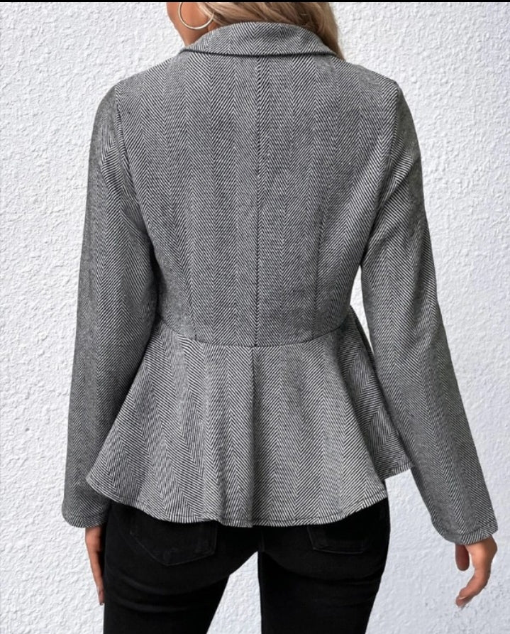 Premièrement : Adoptez un look structuré et raffiné avec ce Manteau blazer slim à rayures et boutons sur le devant avec ourlet à volants femme